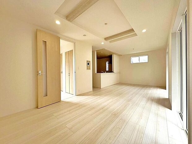 【リビング】(1号棟)大きな窓のあるリビングは、陽光あふれる明るい空間です。居心地良く、ご家族皆がゆったり寛げる憩いの空間となりそうです。