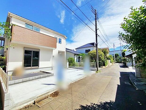 【【前面道路含む現地写真】】周辺は静かで落ち着いた雰囲気の住宅街です。交通量も少なく、穏やかで快適にお過ごし頂けそうです。