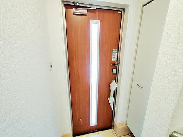 【【玄関】4号棟】お家に出会う人々を迎える玄関だからこそ、広々清潔感あふれる空間にしたいものです。採光・通風にも配慮された設計で毎日明るい空間をキープします♪