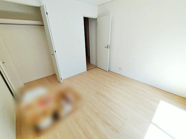 【【リビング以外の居室】4号棟】充分な広さの収納を備え、普段使いの洋服も選ぶのが楽しくなりそう♪採光良好な洋室は、快適空間。プライベートの時間もゆったりお寛ぎ頂けそうです。