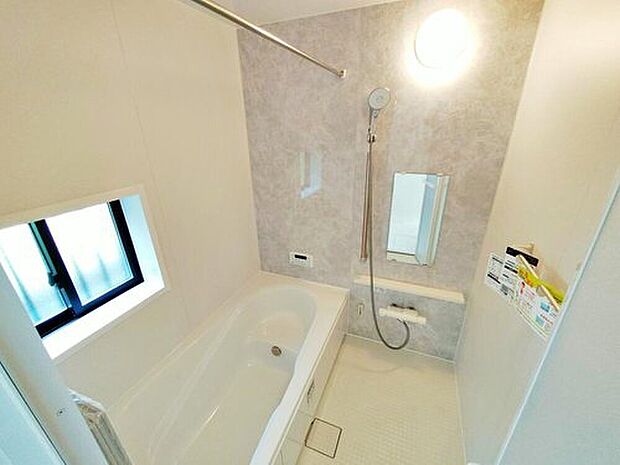 【~Bathroom~A号棟】毎日の疲れを癒す浴室は1坪タイプです。足を伸ばしてゆっくりとくつろげます。窓があるので、湿気もこもらないのもうれしいですね♪