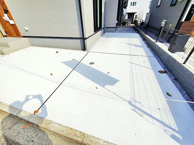 【駐車場】1号棟
車種によりカースペース2台分ございますので、家族分の自転車を駐輪したり、来客用の駐車スペースとしてもお使いいただけます。