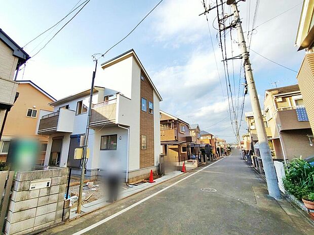 【前面道路含む現地写真】住環境良好な人気の低層住居専用地域に立地しております。スーパー・コンビニが徒歩圏内にあり毎日のお買い物にも便利です♪