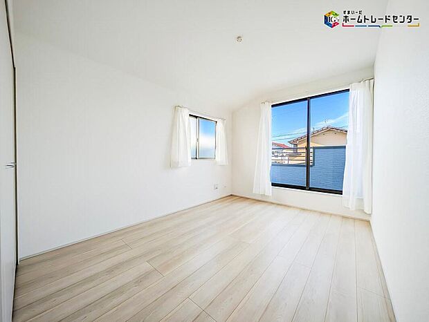 窓の多い室内は、晴れた日の日中は電気をつけなくても明るい印象です。優しい色のフローリングは壁紙ともマッチし、お部屋を更に広く見せてくれる効果も。まずは実際に現地でお確かめ下さい！