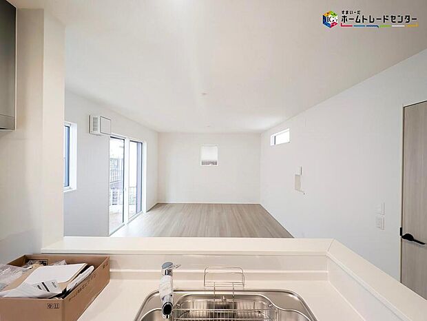 キッチンからのパパママ目線はコチラ♪キッチンは開放感もありリビング全体が見渡せますね♪広くて明るいキッチンは大変使いやすくなっております。