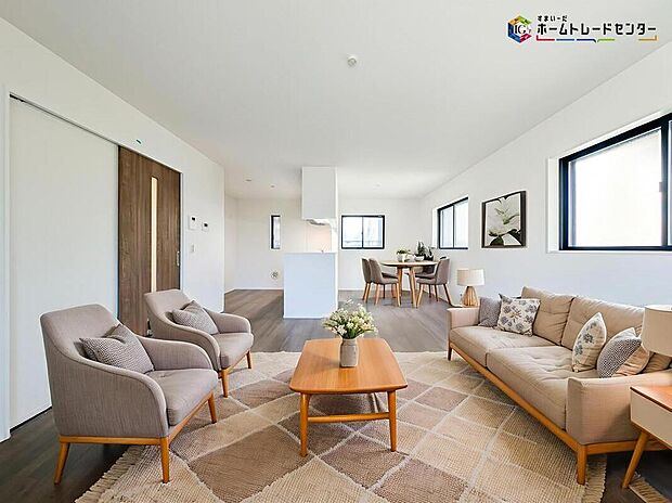 インテリアプランが考えやすいワイドなリビング♪広々としたLDKに、自分好みのインテリアでレイアウト。季節ごとに模様替えなども、楽しみの一つとなりそうです
※こちらの写真は、家具をCGで合成したものです