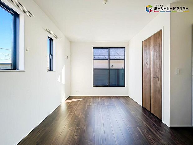 窓の多い室内は、晴れた日の日中は電気をつけなくても明るい印象です。優しい色のフローリングは壁紙ともマッチし、お部屋を更に広く見せてくれる効果も。まずは実際に現地でお確かめ下さい。