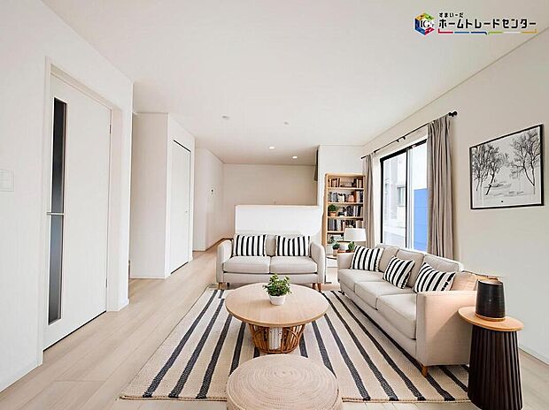 インテリアプランが考えやすいワイドなリビング♪広々としたLDKに、自分好みのインテリアでレイアウト。季節ごとに模様替えなども、楽しみの一つとなりそうです
※こちらの写真は、家具をCGで合成したものです