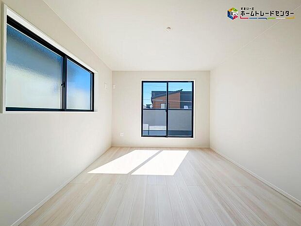 明るめのフローリングですので、壁紙ともマッチし、お部屋を更に広く見せてくれる効果も。風通しも良く、大変居心地の良い空間となっております。