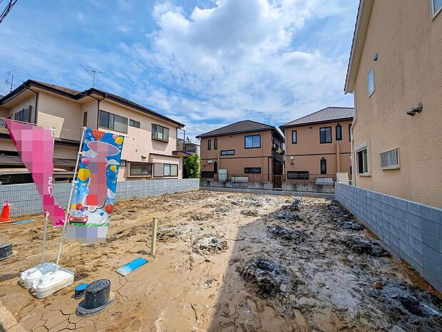 嬉しい仕様がたくさん！
3階建て、全洋室、リビングイン階段、納戸、WIC、リビング収納、ホール物入、南庭、カースペース1台分等！