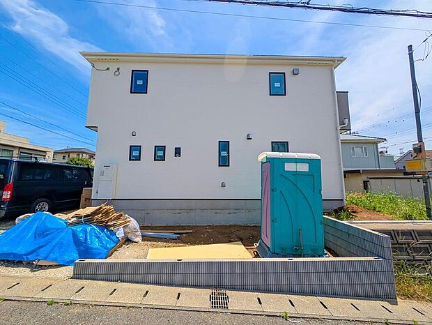嬉しい仕様がたくさん！
角地、南向き、全洋室、浴室乾燥機、水廻り集中設計、ファミリークローク、SIC、宅配BOX、南面バルコニー、南庭、駐車2台可能（車種による）等♪