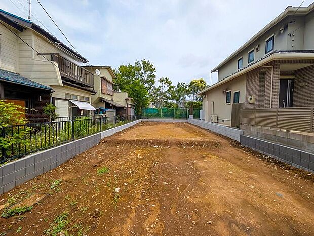 嬉しい仕様がたくさん!浴室乾燥機、水廻り集中設計、リビングイン階段、全洋室、ホール物入、ツインバルコニー、庭、駐車2台可能等!