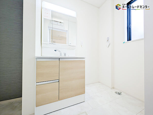 【洗面】白を基調とした爽やかなサニタリースペース。清潔感のある快適空間です。毎日の身支度も気持ち良くお使い頂けます!!高級感があり毎日の身だしなみも気分が上がりますね♪