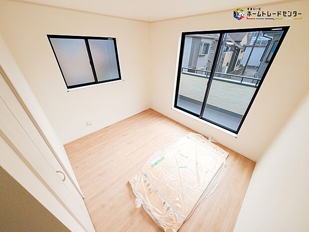 【リビング以外の居室】2面採光を確保した明るい室内は、風通しも良く居心地の良い空間となっております。爽やかな風を感じて起きる朝は、快適生活の始まりに!