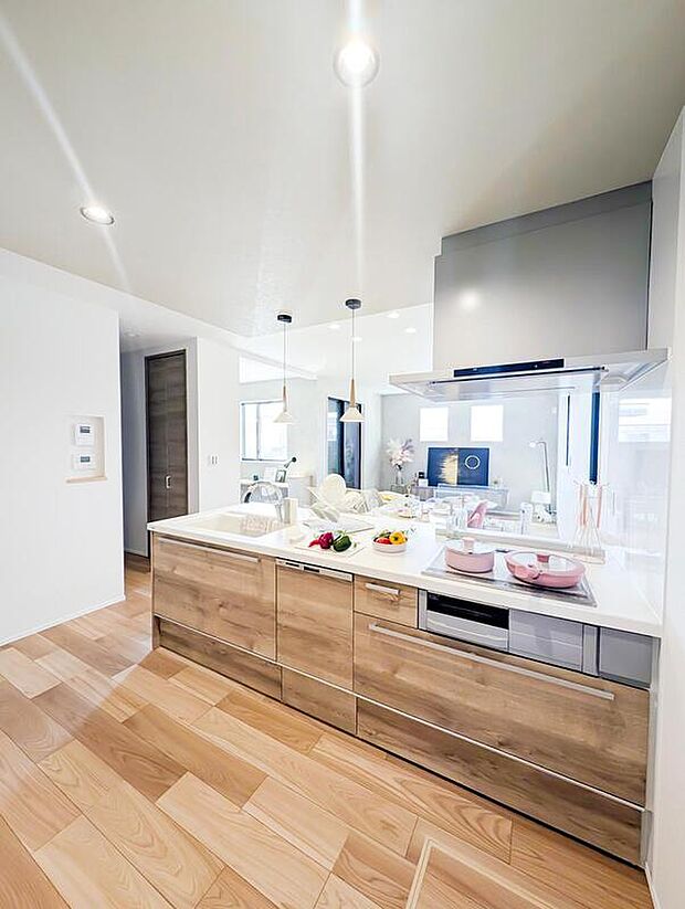 【キッチン】水廻り集中設計で家事もスムーズ♪
ママも助かる食洗器付き！カフェ風のキッチンでご家族で楽しくお料理をお楽しみいただけます！