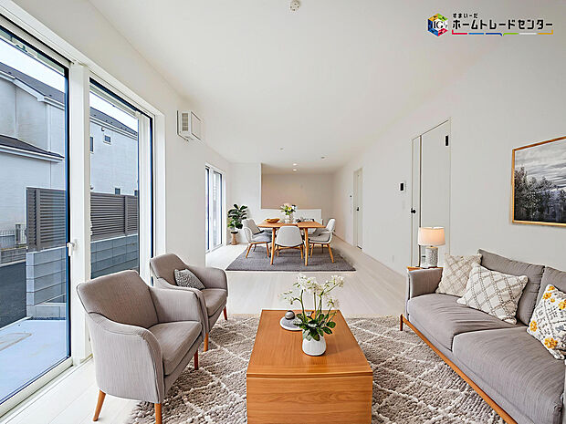 【リビング】インテリアプランが考えやすいワイドなリビング♪広々としたLDKに、自分好みのインテリアでレイアウト。季節ごとに模様替えなども、楽しみの一つとなりそうです
※こちらの写真は、家具をCGで合成したものです