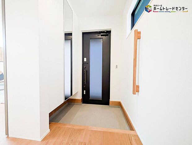 【玄関】明るく清潔感のある玄関でお客様を迎えるスペースをパッと明るい印象に！大容量の収納力で大家族の履物もすっきり収納できます♪