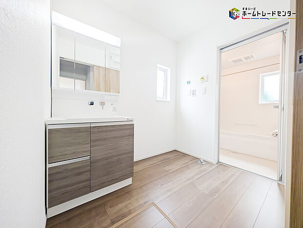 【≪洗面・脱衣所≫】白を基調とした爽やかなサニタリースペース。清潔感のある快適空間です。毎日の身支度も気持ち良くお使い頂けます!!高級感があり毎日の身だしなみも気分が上がりますね♪