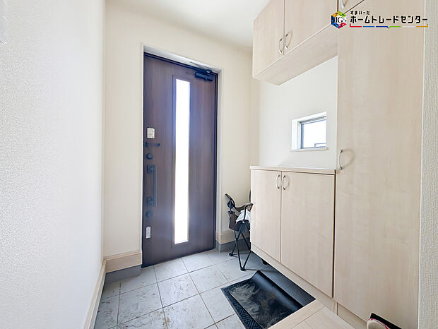 【玄関】明るく清潔感のある玄関でお客様を迎えるスペースをパッと明るい印象に!大容量の収納力で大家族の履物もすっきり収納できます♪ウッドテイストの玄関ドアがお洒落です。