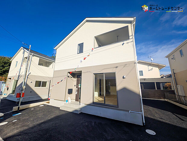 【現地外観写真】嬉しい仕様がたくさん！
浴室乾燥機、水廻り集中設計、リビングイン階段、洋風和室、ホール収納、防犯カメラ、インナーバルコニー、駐車2台可能（車種による）等！