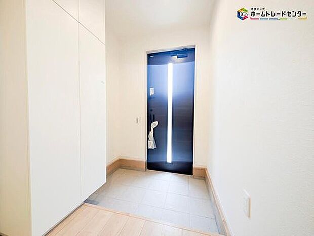 【玄関】明るく清潔感のある玄関でお客様を迎えるスペースをパッと明るい印象に!大容量の収納力で大家族の履物もすっきり収納できます♪ウッドテイストの玄関ドアがお洒落です。