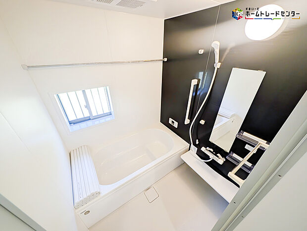 【浴室】毎日の疲れを癒す浴室は1坪タイプで、床は乾きやすく、滑りにくい速乾床を採用しておりお子様とのお風呂タイムも安心してゆったりとくつろげます。