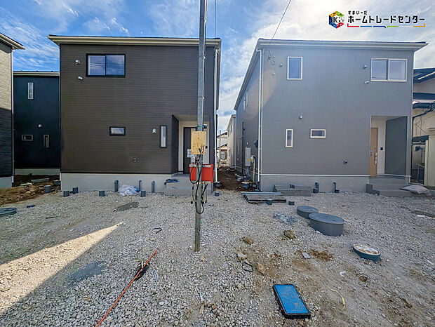 【現地外観写真】嬉しい仕様がたくさん！
浴室乾燥機、洋風和室、テレワークルーム（納戸）、SIC、パントリー、LDK・ホール収納、防犯カメラ、インナーバルコニー、カースペース1台分等！