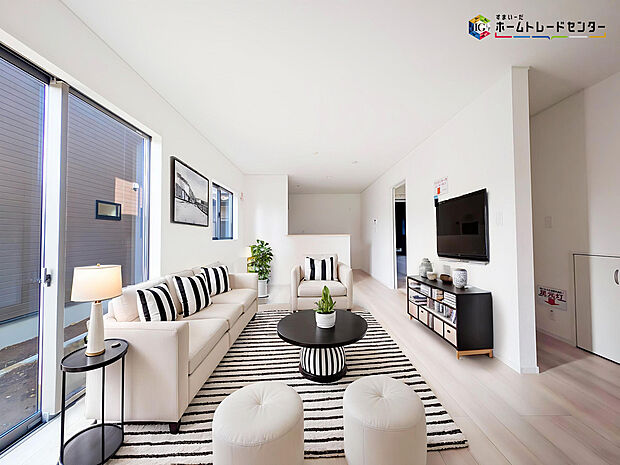 【リビング】インテリアプランが考えやすいワイドなリビング♪広々としたLDKに、自分好みのインテリアでレイアウト。季節ごとに模様替えなども、楽しみの一つとなりそうです
※こちらの写真は、家具をCGで合成したものです