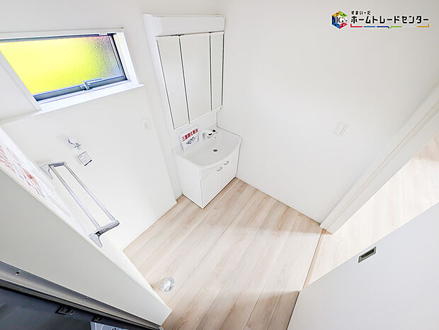 【洗面】白を基調とした爽やかなサニタリースペース。清潔感のある快適空間です。毎日の身支度も気持ち良くお使い頂けます！！高級感があり毎日の身だしなみも気分が上がりますね♪