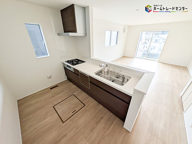 【キッチン】対面式キッチンは、家族のコミュニケーションを育み、子育て家族にも好適なプラン！リビングで寛ぐご家族をいつも感じられます♪会話を楽しみながら家事ができ、小さいお子様がいても安心です！