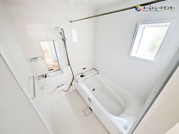 【浴室】毎日の疲れを癒す浴室は１坪タイプで、床は乾きやすく、滑りにくい速乾床を採用しておりお子様とのお風呂タイムも安心してゆったりとくつろげます。