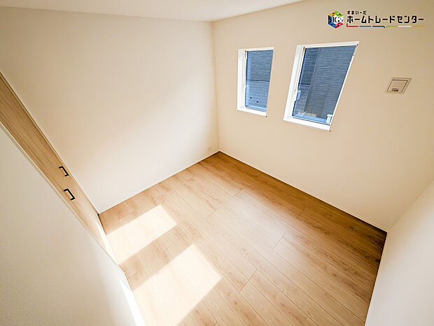 【リビング以外の居室】明るい室内は、風通しも良く居心地の良い空間となっております。爽やかな風を感じて起きる朝は、快適生活の始まりに！