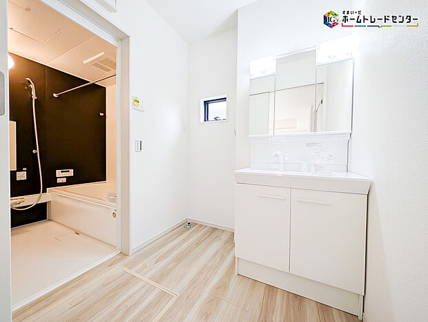 【洗面】白を基調とした爽やかなサニタリースペース。清潔感のある快適空間です。毎日の身支度も気持ち良くお使い頂けます!!高級感があり毎日の身だしなみも気分が上がりますね♪