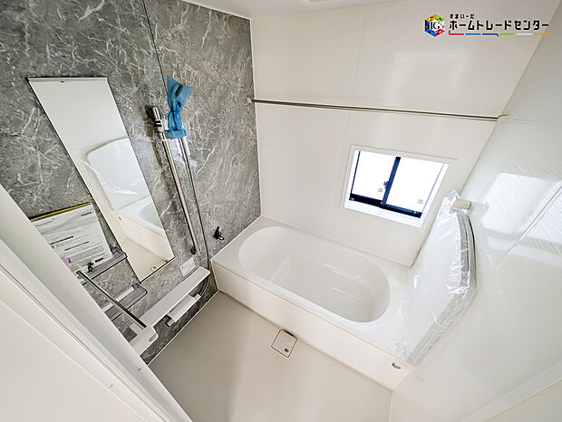 【浴室】毎日の疲れを癒す浴室は１坪タイプで、床は乾きやすく、滑りにくい速乾床を採用しておりお子様とのお風呂タイムも安心してゆったりとくつろげます。