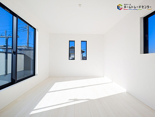 【リビング以外の居室】2面採光を確保した明るい室内は、風通しも良く居心地の良い空間となっております。爽やかな風を感じて起きる朝は、快適生活の始まりに！
