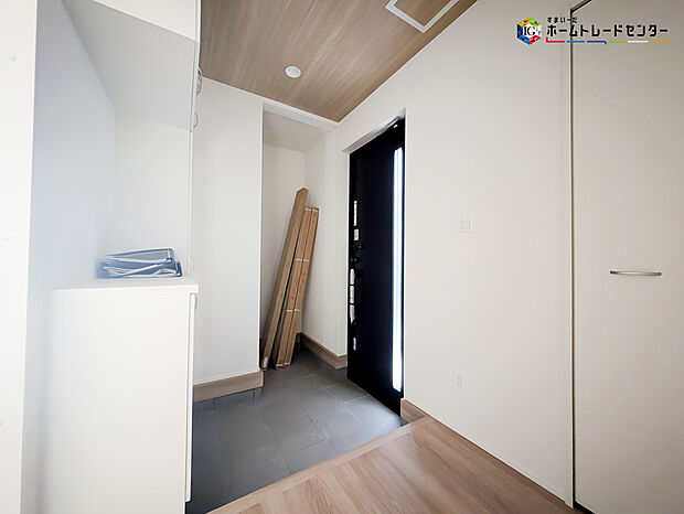 【玄関】明るく清潔感のある玄関でお客様を迎えるスペースをパッと明るい印象に！大容量の収納力で大家族の履物もすっきり収納できます♪ウッドテイストの玄関ドアがお洒落です。
