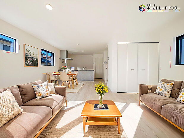 【リビング】インテリアプランが考えやすいワイドなリビング♪広々としたLDKに、自分好みのインテリアでレイアウト。季節ごとに模様替えなども、楽しみの一つとなりそうです
※こちらの写真は、家具をCGで合成したものです