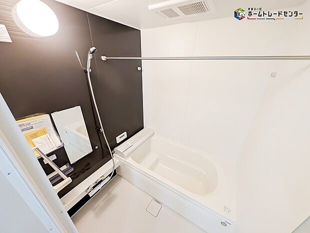 【浴室】毎日の疲れを癒す浴室は１坪タイプで、床は乾きやすく、滑りにくい速乾床を採用しておりお子様とのお風呂タイムも安心してゆったりとくつろげます。