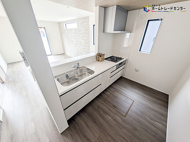 【キッチン】対面式キッチンは、家族のコミュニケーションを育み、子育て家族にも好適なプラン！リビングで寛ぐご家族をいつも感じられます♪会話を楽しみながら家事ができ、小さいお子様がいても安心です！