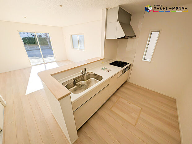 【キッチン】対面式キッチンは、家族のコミュニケーションを育み、子育て家族にも好適なプラン！リビングで寛ぐご家族をいつも感じられます♪会話を楽しみながら家事ができ、小さいお子様がいても安心です！