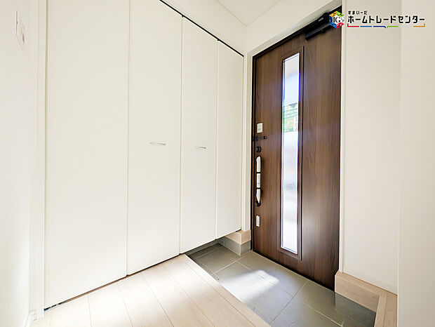 【玄関】明るく清潔感のある玄関でお客様を迎えるスペースをパッと明るい印象に！大容量の収納力で大家族の履物もすっきり収納できます♪ウッドテイストの玄関ドアがお洒落です。