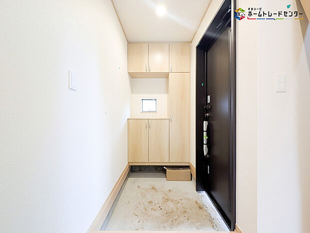 【玄関】明るく清潔感のある玄関でお客様を迎えるスペースをパッと明るい印象に！大容量の収納力で大家族の履物もすっきり収納できます♪ウッドテイストの玄関ドアがお洒落です。