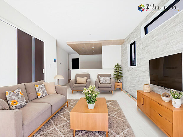 【リビング】インテリアプランが考えやすいワイドなリビング♪広々としたLDKに、自分好みのインテリアでレイアウト。季節ごとに模様替えなども、楽しみの一つとなりそうです
※こちらの写真は、家具をCGで合成したものです