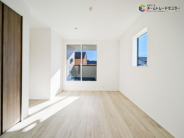 【リビング以外の居室】2面採光を確保した明るい室内は、風通しも良く居心地の良い空間となっております。爽やかな風を感じて起きる朝は、快適生活の始まりに！