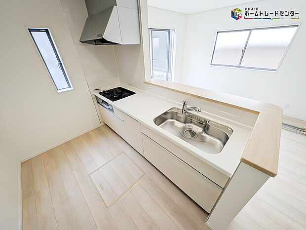 【キッチン】対面式キッチンは、家族のコミュニケーションを育み、子育て家族にも好適なプラン！リビングで寛ぐご家族をいつも感じられます♪会話を楽しみながら家事ができ、小さいお子様がいても安心です！