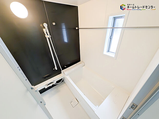 【浴室】毎日の疲れを癒す浴室は１坪タイプで、床は乾きやすく、滑りにくい速乾床を採用しておりお子様とのお風呂タイムも安心してゆったりとくつろげます。