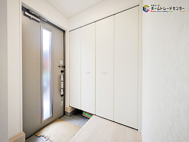 【玄関】明るく清潔感のある玄関でお客様を迎えるスペースをパッと明るい印象に！大容量の収納力で大家族の履物もすっきり収納できます♪ウッドテイストの玄関ドアがお洒落です。