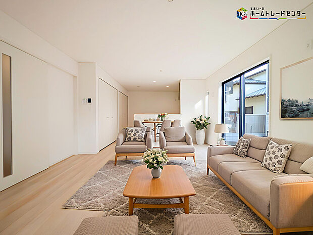 【リビング】インテリアプランが考えやすいワイドなリビング♪広々としたLDKに、自分好みのインテリアでレイアウト。季節ごとに模様替えなども、楽しみの一つとなりそうです
※こちらの写真は、家具をCGで合成したものです