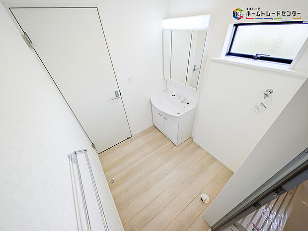 【洗面】白を基調とした爽やかなサニタリースペース。清潔感のある快適空間です。毎日の身支度も気持ち良くお使い頂けます！！高級感があり毎日の身だしなみも気分が上がりますね♪