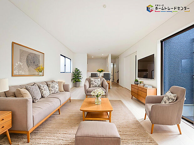 【リビング】インテリアプランが考えやすいワイドなリビング♪広々としたLDKに、自分好みのインテリアでレイアウト。季節ごとに模様替えなども、楽しみの一つとなりそうです
※こちらの写真は、家具をCGで合成したものです